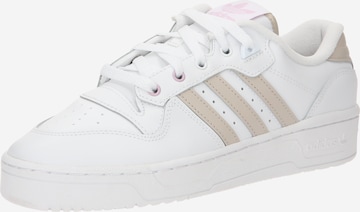 ADIDAS ORIGINALS Låg sneaker 'Rivalry' i vit: framsida