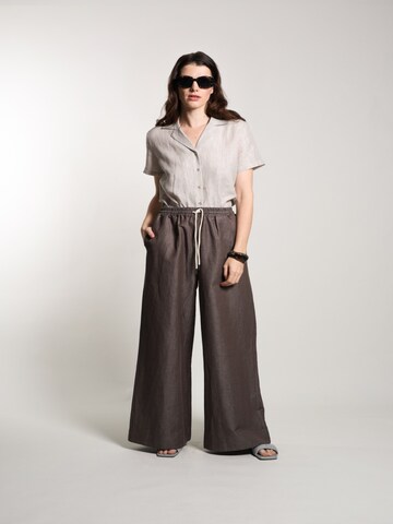 WEARABLE STORIES Trousers 'Zita' in Brown: front