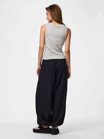 Tapered Pantaloni 'PCPia' di PIECES in nero