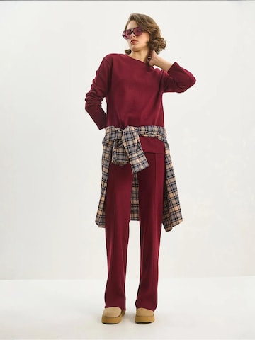 Completo pantalone di Bianco Lucci in rosso