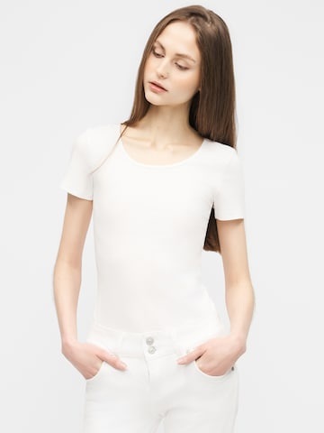 Tricou 'PCKITTE' de la PIECES pe alb