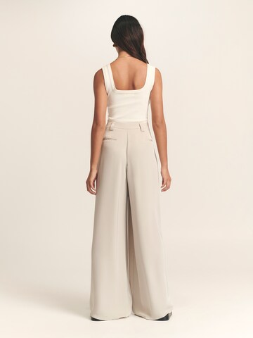 Wide leg Pantaloni con pieghe 'View' di St MRLO in beige: dietro