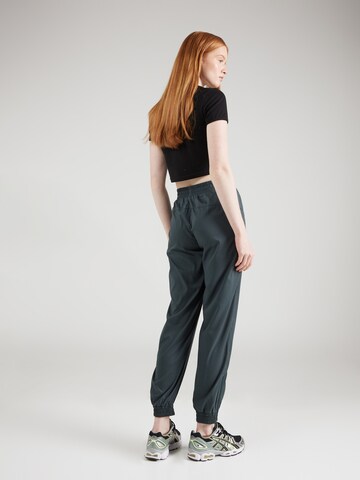 Tapered Pantaloni sport 'Summit Track' de la Girlfriend Collective pe verde