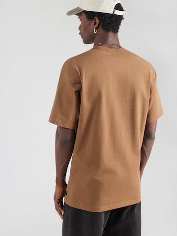 Maglietta 'Premium Essentials' di Nike Sportswear in marrone