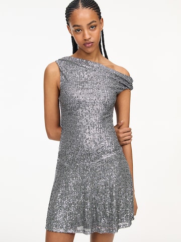 Rochie de cocktail de la Pull&Bear pe gri: față