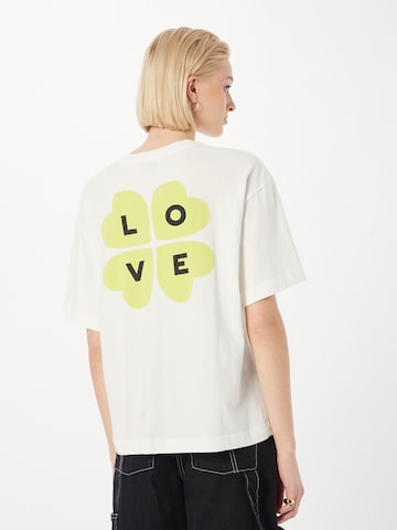 CATWALK JUNKIE T-shirt 'LUCKY LOVE' i vit: framsida