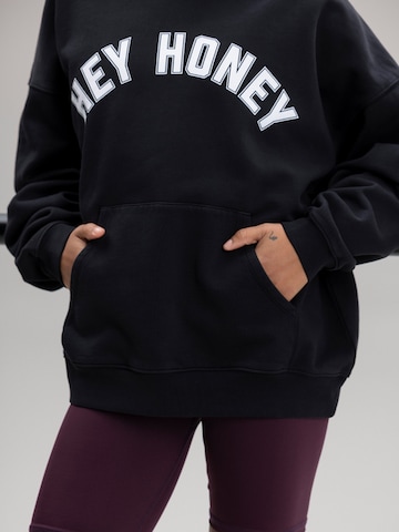 Hey Honey Sweatshirt 'Logo Hood' in Schwarz