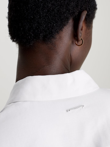 Robe-chemise Calvin Klein en blanc