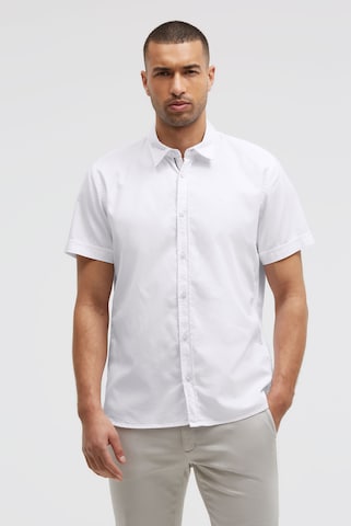 CMPD Slim fit Button Up Shirt in White: front