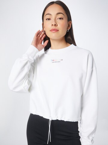 Sweat-shirt Calvin Klein Jeans en blanc : devant