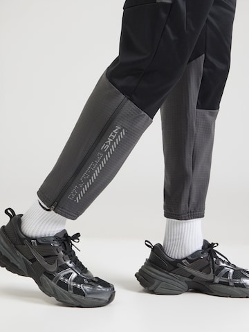 NIKE Zúžený strih Športové nohavice 'CHLNGR' - Čierna