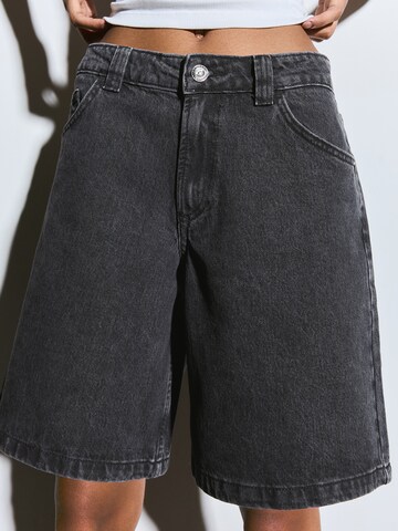 BershkaBaggy Traperice - crna boja