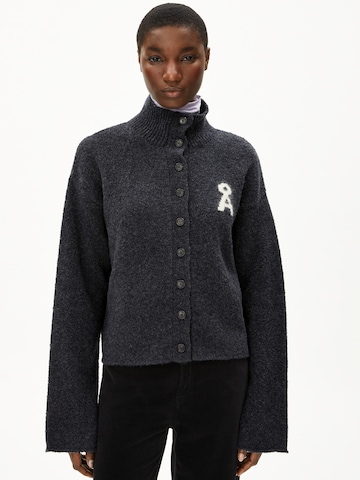 ARMEDANGELS Strickjacke ICONIC Å RAMONAA BOUCLÉ in Mischfarben: Vorderseite
