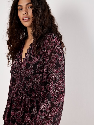 Robe Apricot en rouge