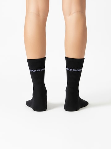 The Arctic Bay Socken 'WORLD IS EDITION' in Schwarz
