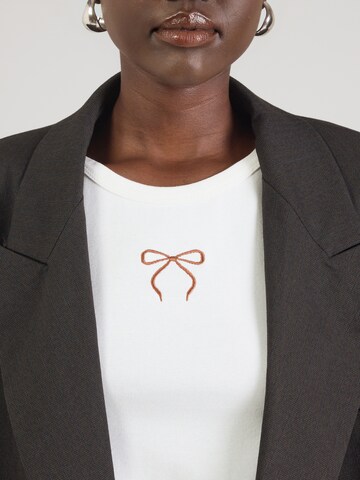 Tricou 'Nele' de la ABOUT YOU pe alb