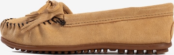 Mocassin 'Kilty' Minnetonka en marron : devant