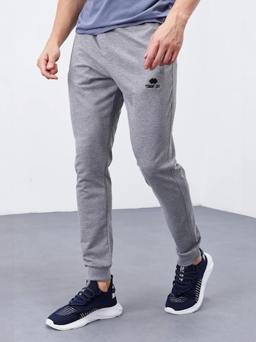 Tommy Life - Calças de desporto 'Jogginghose' em cinzento: frente