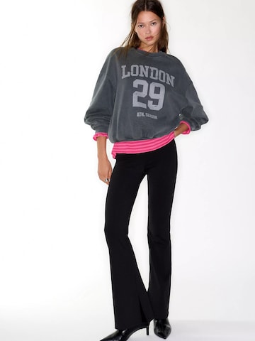 Bluză de molton de la Pull&Bear pe negru: față