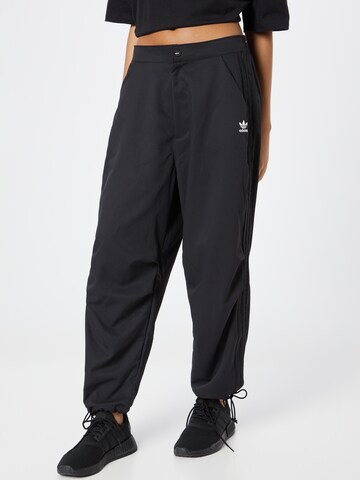 ADIDAS ORIGINALS Tapered Broek in Zwart: voorkant