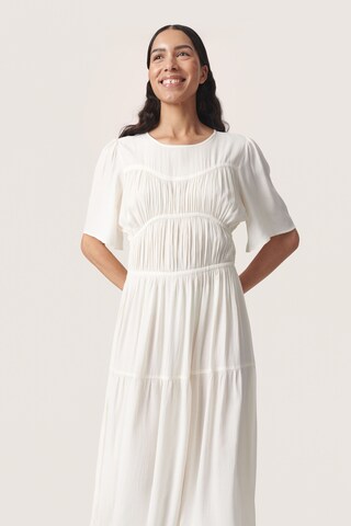 Robe 'Brielle' SOAKED IN LUXURY en blanc