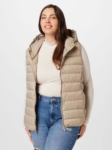 Gilet 'New Tahoe' di ONLY Carmakoma in beige: frontale