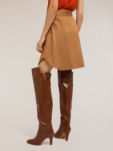 Gonna di mötivi in marrone