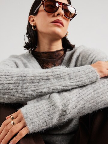 PIECES - Jersey en gris