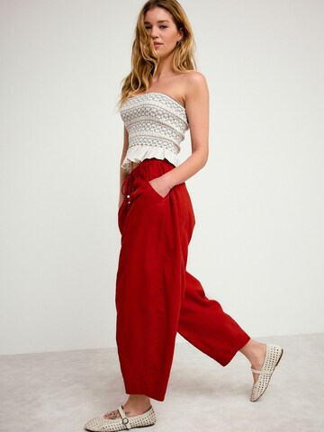 Barrel Pantaloni con pieghe di Next in rosso