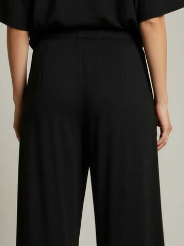 WEARABLE STORIES - Loosefit Pantalón 'Ellie' en negro