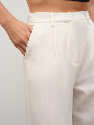 Loosefit Pantaloni con pieghe 'Martha Tall' di RÆRE by Lorena Rae in bianco