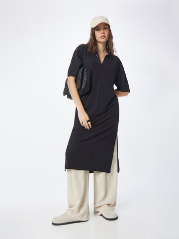 Rochie de la Monki pe negru