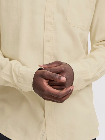 Coupe regular Chemise 'BHBOBBY' BLEND en beige
