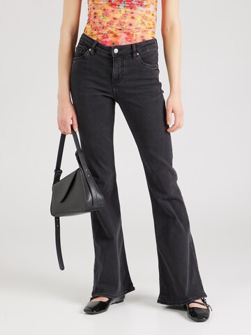 Flared Jeans di Monki in nero: frontale