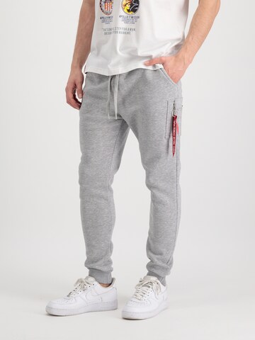 Effilé Pantalon ALPHA INDUSTRIES en gris : devant