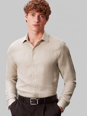 Fit confort Chemise Calvin Klein en beige : devant