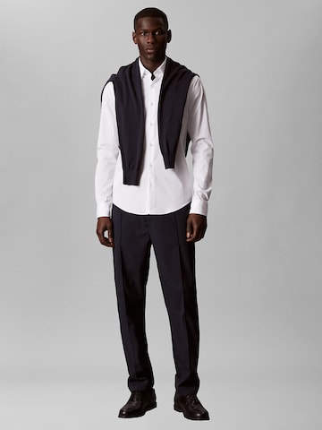 Calvin Klein - Super Slim Fit Camisa 'Essential' em branco