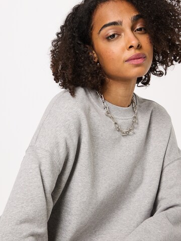 Monki - Sweatshirt em cinzento