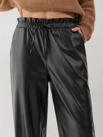 Hiccup Regular Trousers in Black