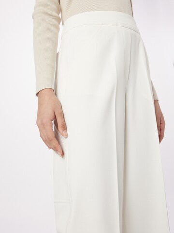 Wide leg Pantaloni con piega frontale di Calvin Klein in bianco