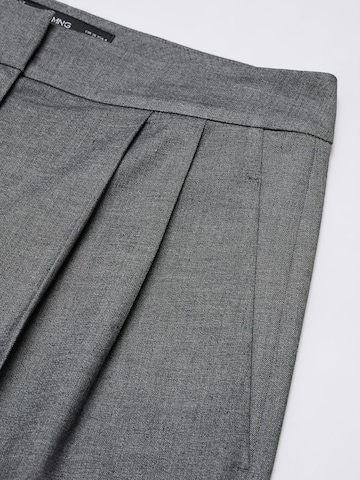 MANGO Široke hlačnice Hlače z naborki 'ASH' | siva barva