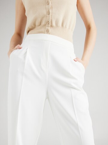 COMMA regular Παντελόνι με τσάκιση σε λευκό