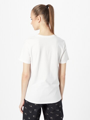 Nike Sportswear - Camiseta 'Club Essential' en blanco