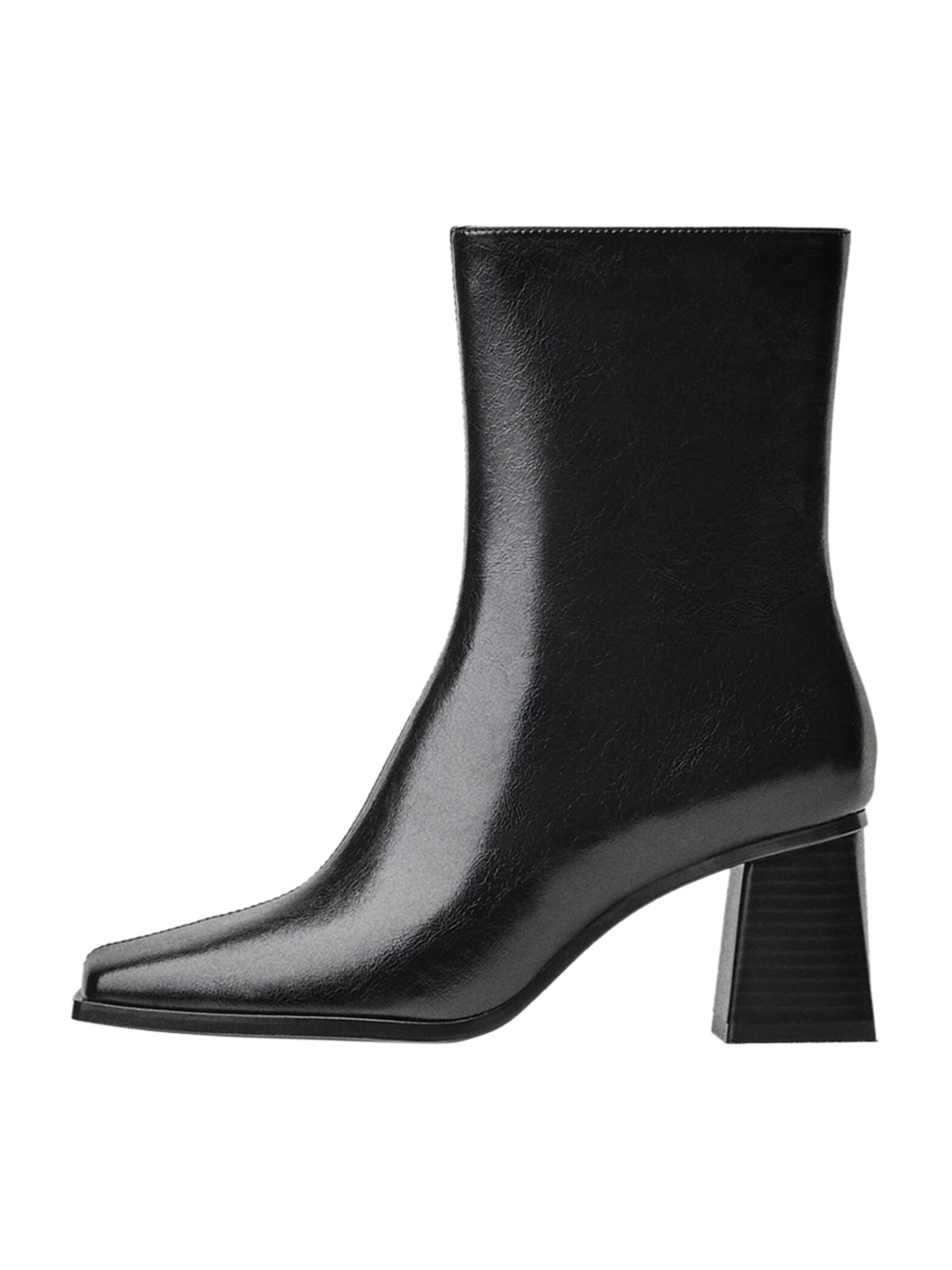 Botine de la Bershka pe negru