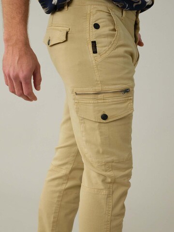 Effilé Pantalon cargo 'Danakil' Deeluxe en jaune