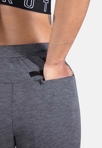 Effilé Pantalon de sport 'Sakura' MOROTAI en gris