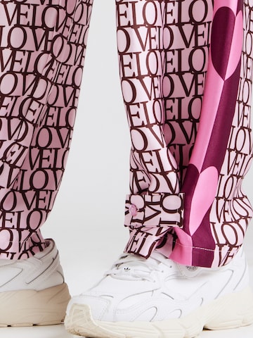 Loosefit Pantalon 'Love' miss goodlife en rose