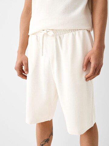 Bershka Loosefit Shorts in Weiß