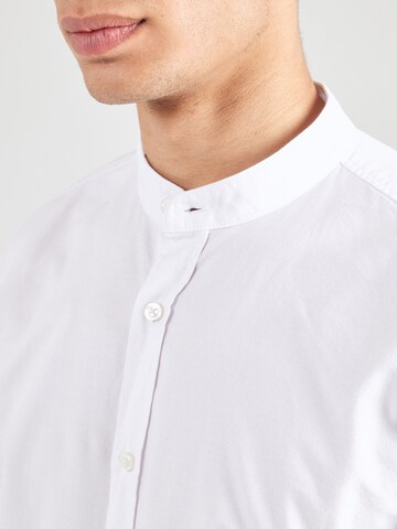 Coupe regular Chemise 'Race' BOSS en blanc