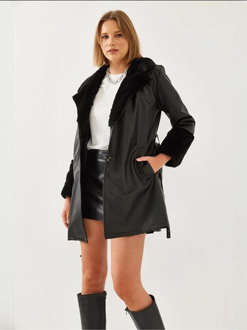 Cappotto di mezza stagione di Bianco Lucci in nero